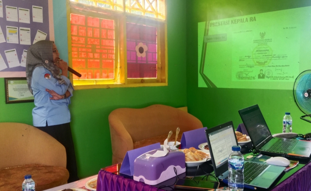 Kepala RA Pergis Enrekeng Saat Memaparkan Visi Misi di Hadapan Tim PKKRA