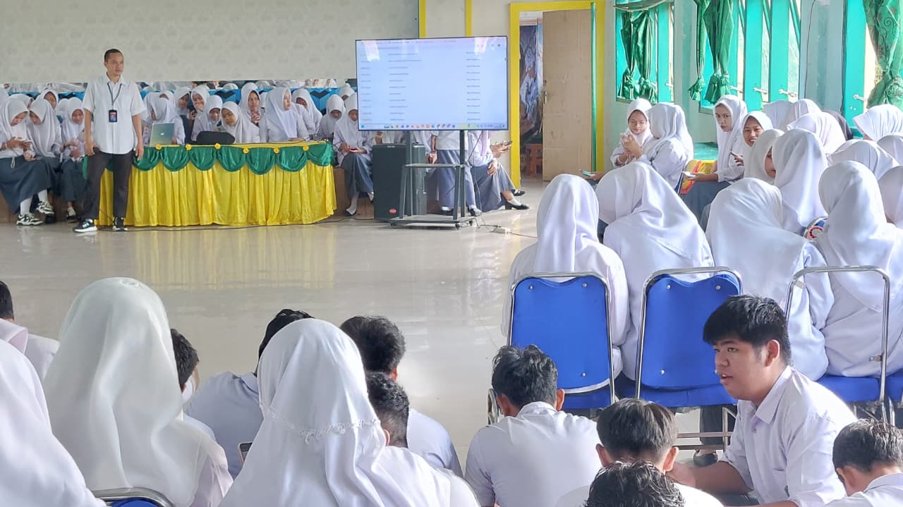 Tim PDSS MAN 2 Kota Parepare Pandu Pembuatan Akun SNPMB