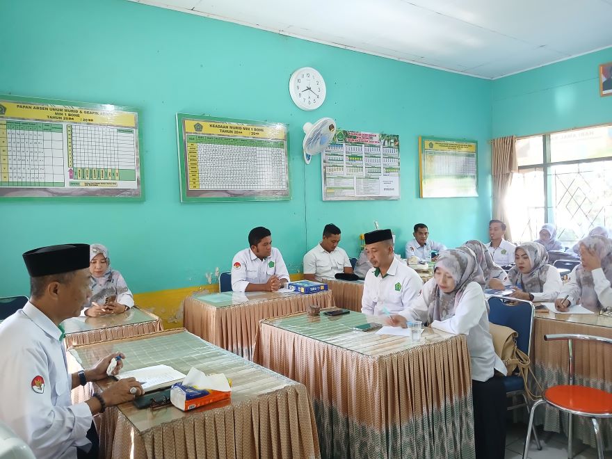 Kepala MIN 1 Bone Memimpin Rapat Pembentukan HUT RI Tahun 2025