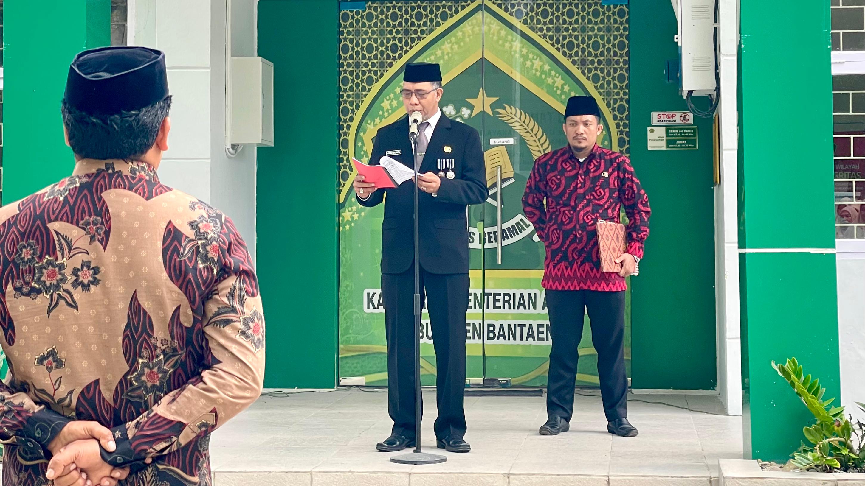 Kepala Kemenag Bantaeng Inspektur, Upacara Proklamasi HUT ke-80 RI di Kantor Kemenag Bantaeng Berlangsung Khidmat pada Ahad, 17 Agustus 2025 (Foto: Humas Kemenag Bantaeng)