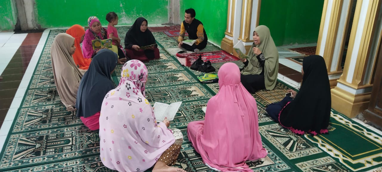 Suasana Dirosa di masjid