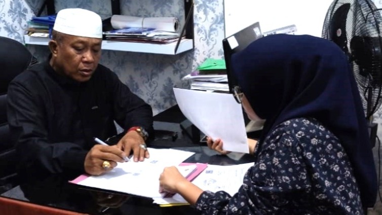Kepala MTsN 1 Bone Lembur Demi Rapor, Tanggung Jawab Tak Mengenal Waktu