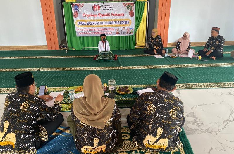 Peserta lomba hafalan surah pendek tingkat SD/MI tampil penuh percaya diri di Masjid Bani Hasan, Cenrana, dalam rangkaian HUT RI ke-80 yang digelar ASN Penyuluh Agama Islam KUA Cenrana.