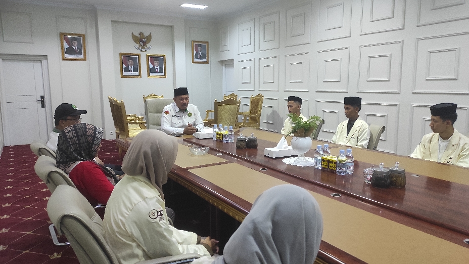 Kakanwil Kemenag Sulsel, Dr. H. Ali Yafid memotivasi peserta MQKN 2205 utusan Prov . Sulawesi Selatan di ruang kerjanya, Selasa, 30/09/25