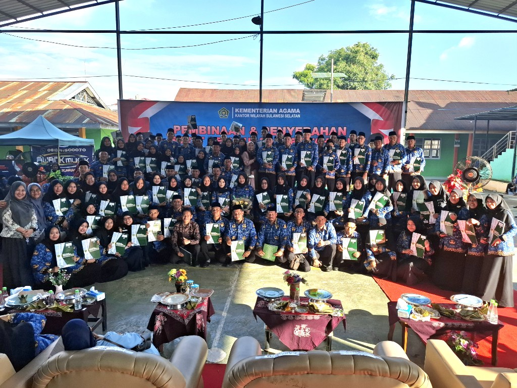 104 PPPK Kemenag Maros saat menerima SK Pengangatan di MTsN 2 Makassar.