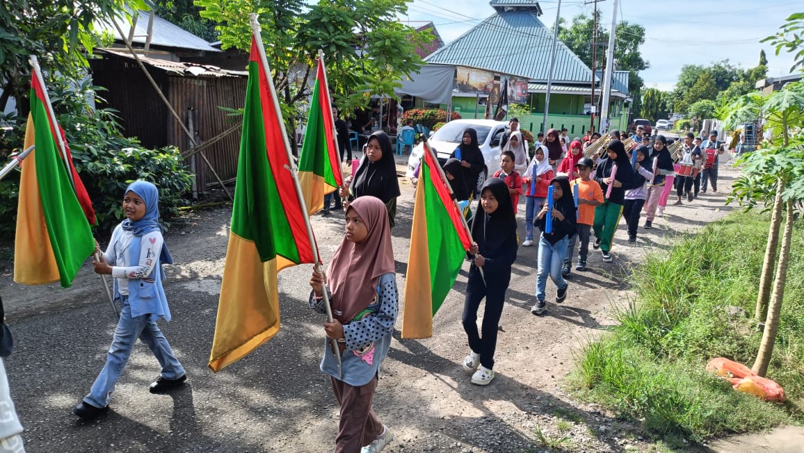 Tim Drumband kelilingi madrasah
