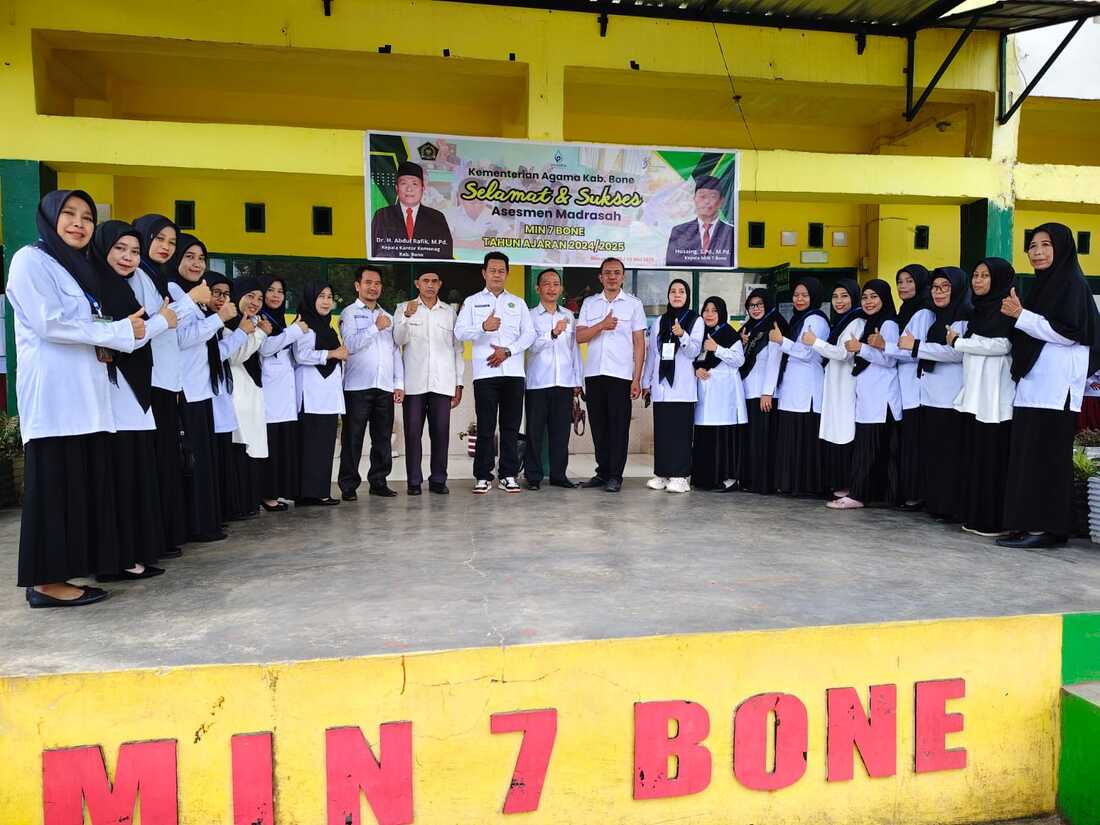 Setelah Acara Pembukaan Asesmen, Foto Bersama Kepala MIN 7 Bone dan Para Pendidik Serta Tenaga Kependidikan
