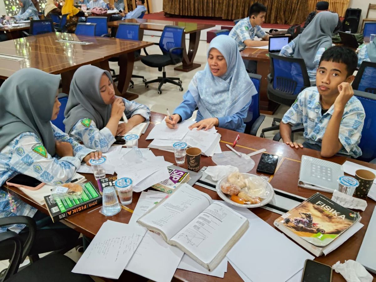 Bimbingan intensif oleh pembina OMI MAN 1 Bone
