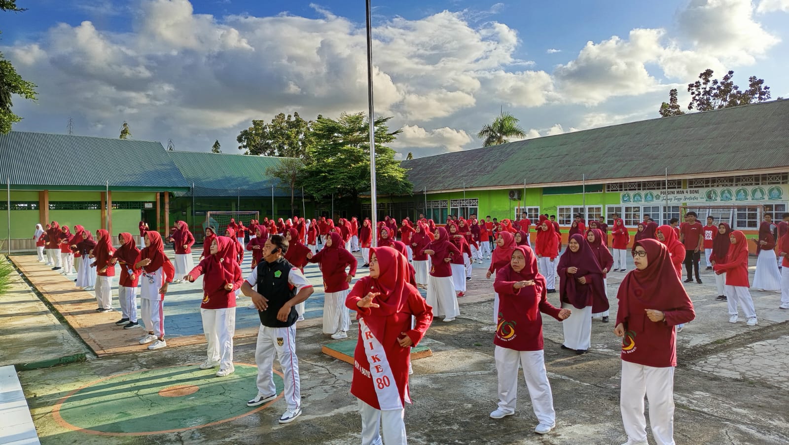 Suasana senam pagi bersama di lapangan utama MAN 4 Bone
