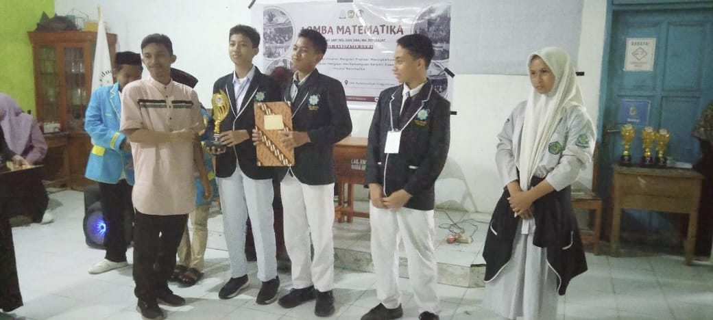 Para siswa saat pengumuman pemenang