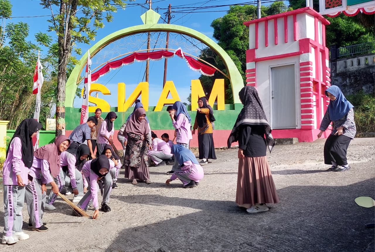 Pembiasaan Kerja Bakti di MAN 2 Kota Parepare