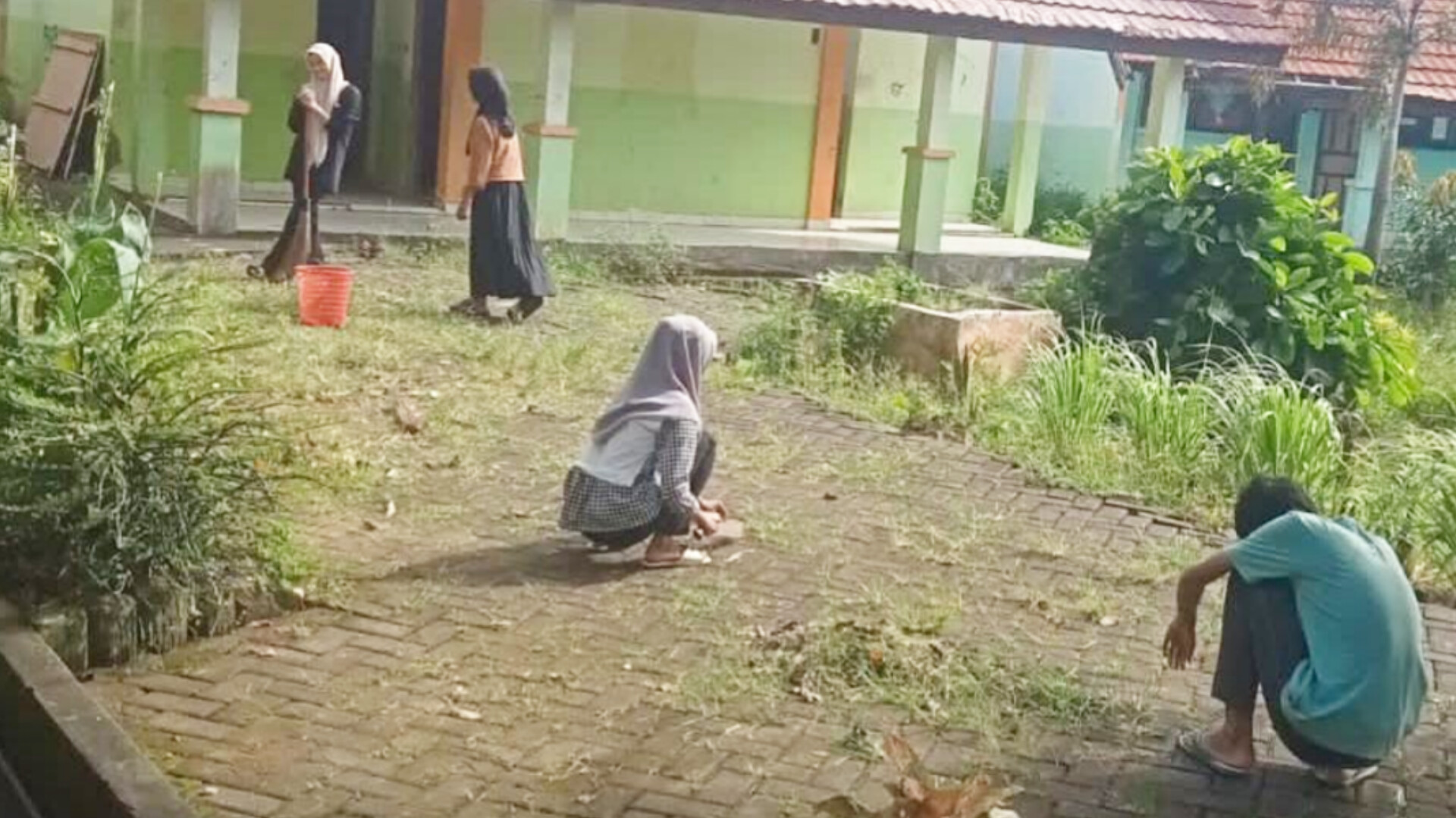 Ponpes Darul Ilmi Al Islamy Kompak Gelar Aksi Bersih-Bersih Lingkungan Jelang Tahun Ajaran Baru (Foto: Humas Ponpes Darul Ilmi Al Islamy)