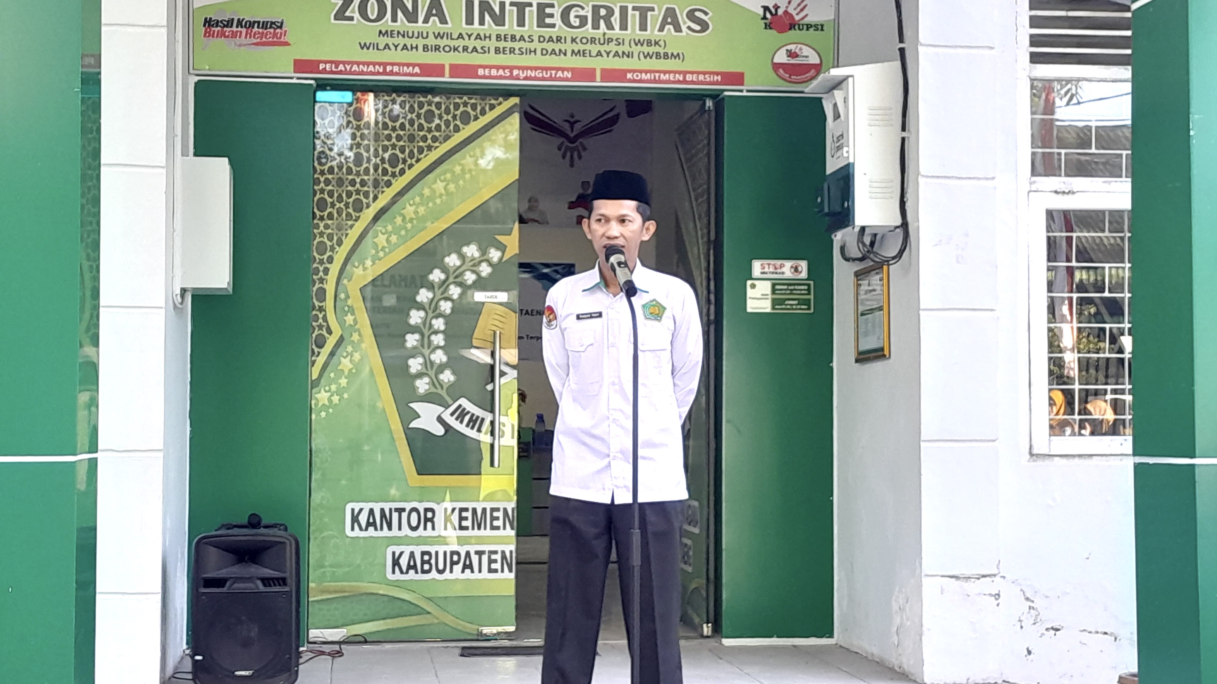Apel Pagi, Kasubbag TU Kemenag Bantaeng Ajak Pegawai Semarakkan HUT ke-80 RI pada Senin, 4 Agustus 2025 (Foto: Humas Kemenag Bantaeng)