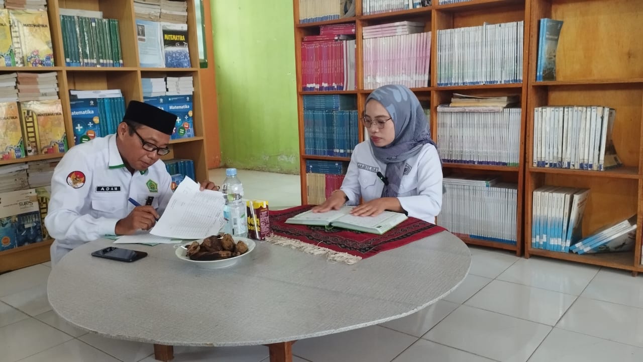 Kepala Madrasah melakukan tes Baca Al Qur'an kepada PPPK MTsN 2 Bone yang lolos seleksi tahap 1, Selasa (20/5/2025)