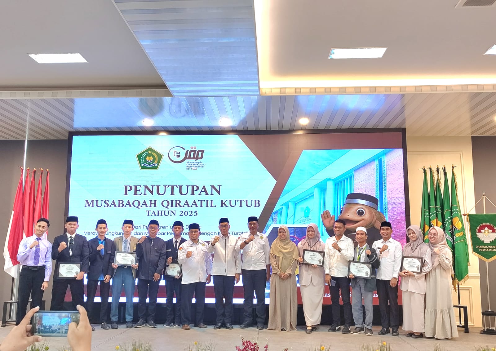 Kasubag TU Muhammad Afrizal Poto bersama para juara