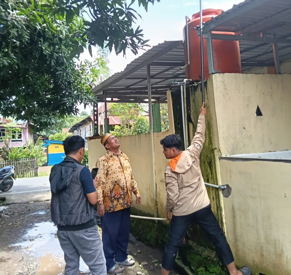 Kepala KUA Galesong selatan bersama tim BPN mengukur salah satu mesjid