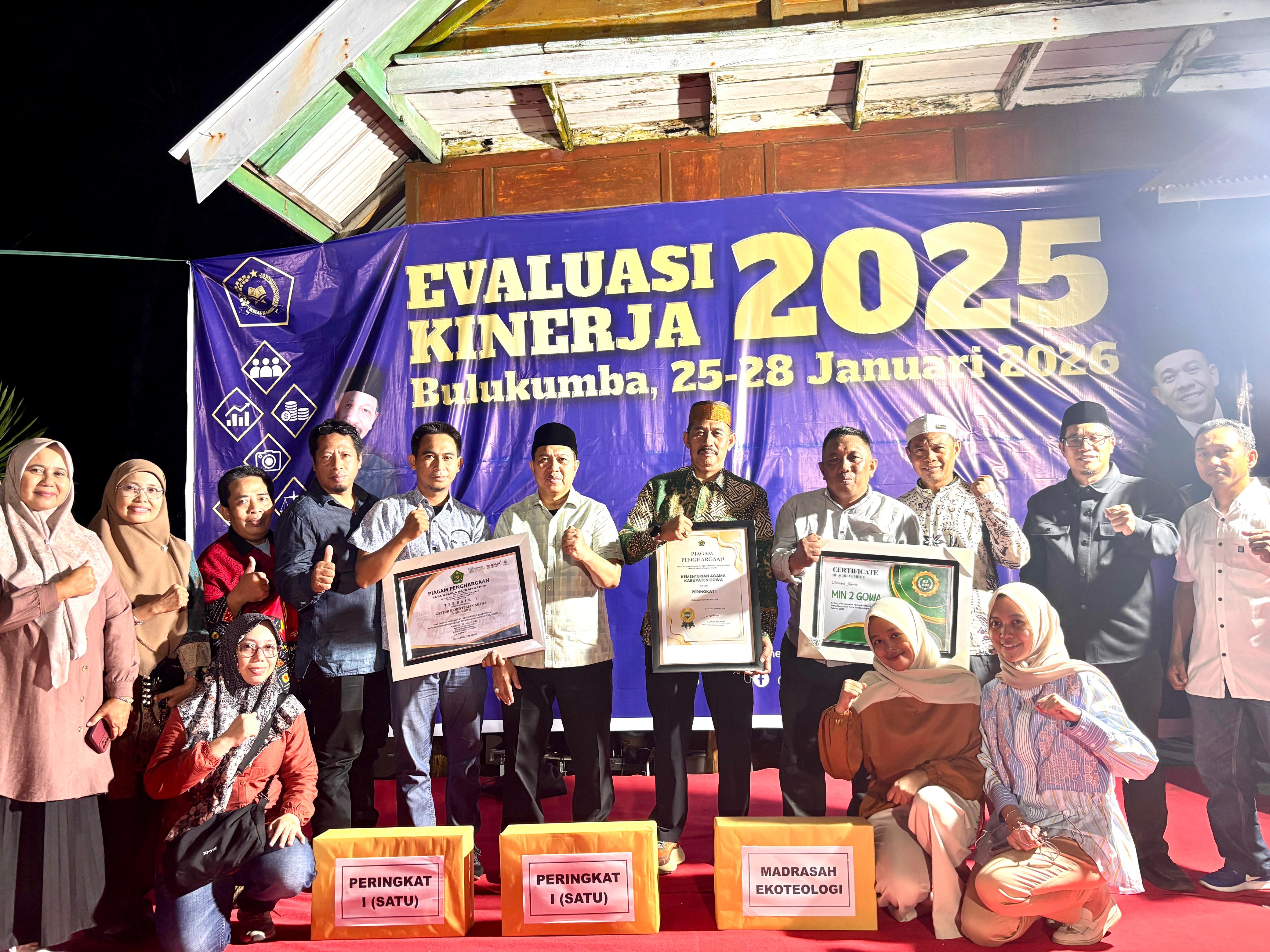 Kakankemenag, Kasubbag dan staf sesaat setelah penyerahan penghargaan