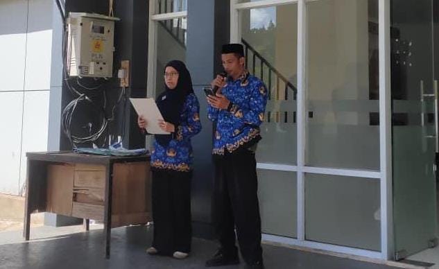 Penyuluh saat bacakan doa