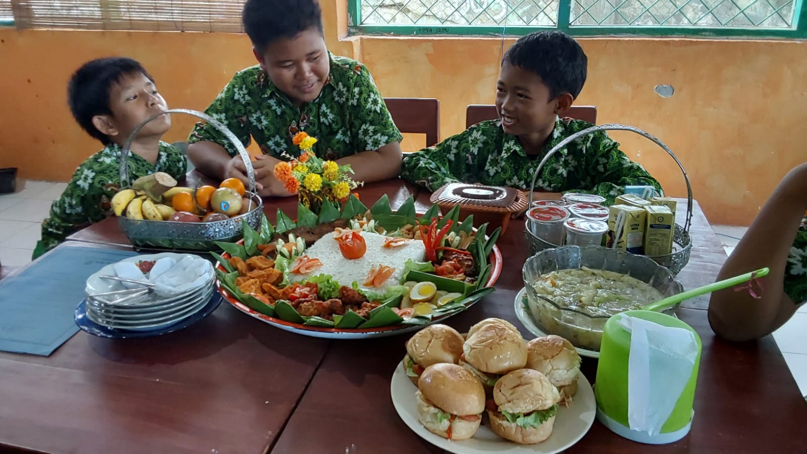 Salah satu kelompok dengan hasil masakannya