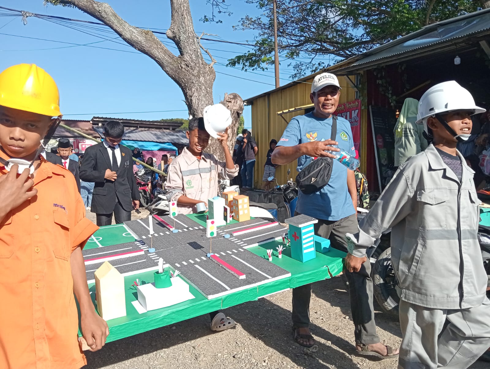 MTsN 2 Bone Tampilkan Maket Pembangunan di Pawai Karnaval Kemerdekaan