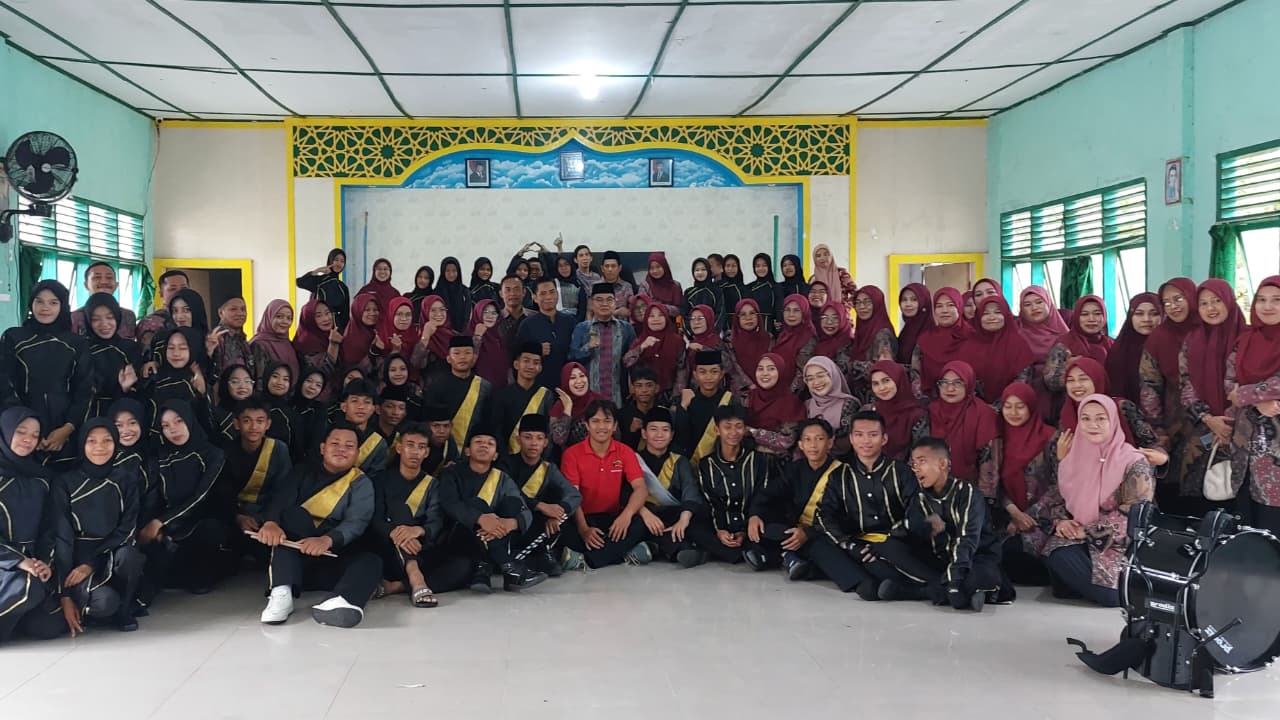 Kakan Kemenag Lepas Tim Drumline MAN 2 Kota Parepare