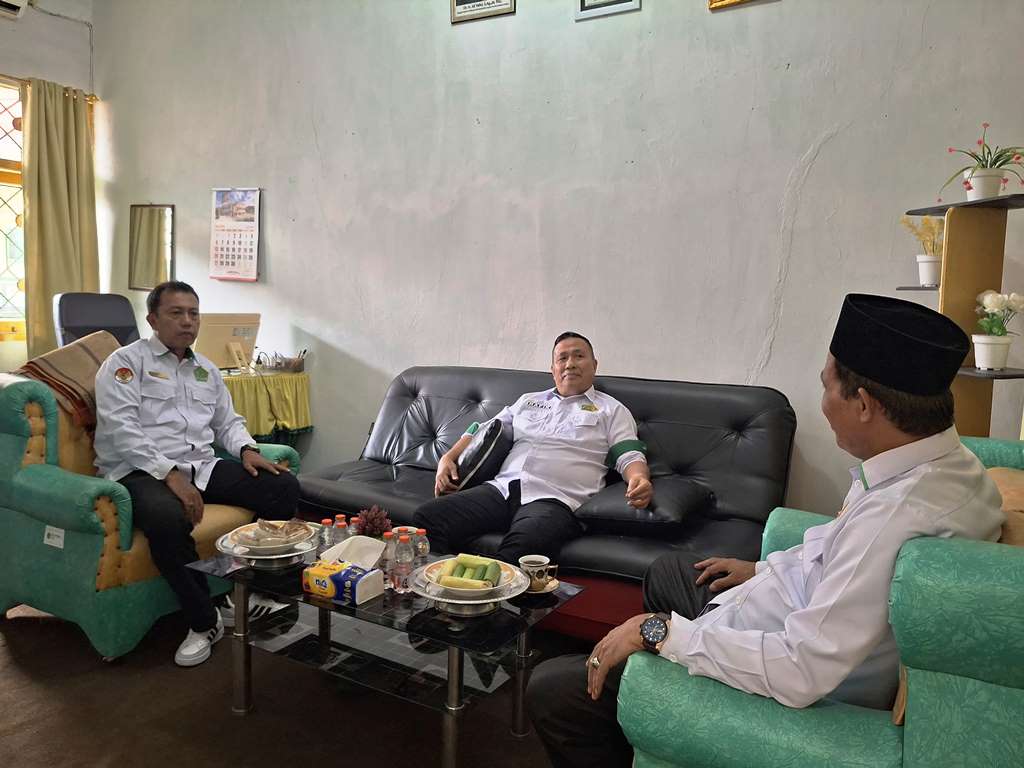 Kepala Kantor Kementerian Agama Kabupaten Bone, Ketua KKMI Kabupaten Bone, dan Kepala MIN 4 Bone, Andi Irwan, saat berada di ruang kerja Kepala Madrasah dalam rangka rapat koordinasi dan pembinaan kurikulum, Rabu (3/6/2025).