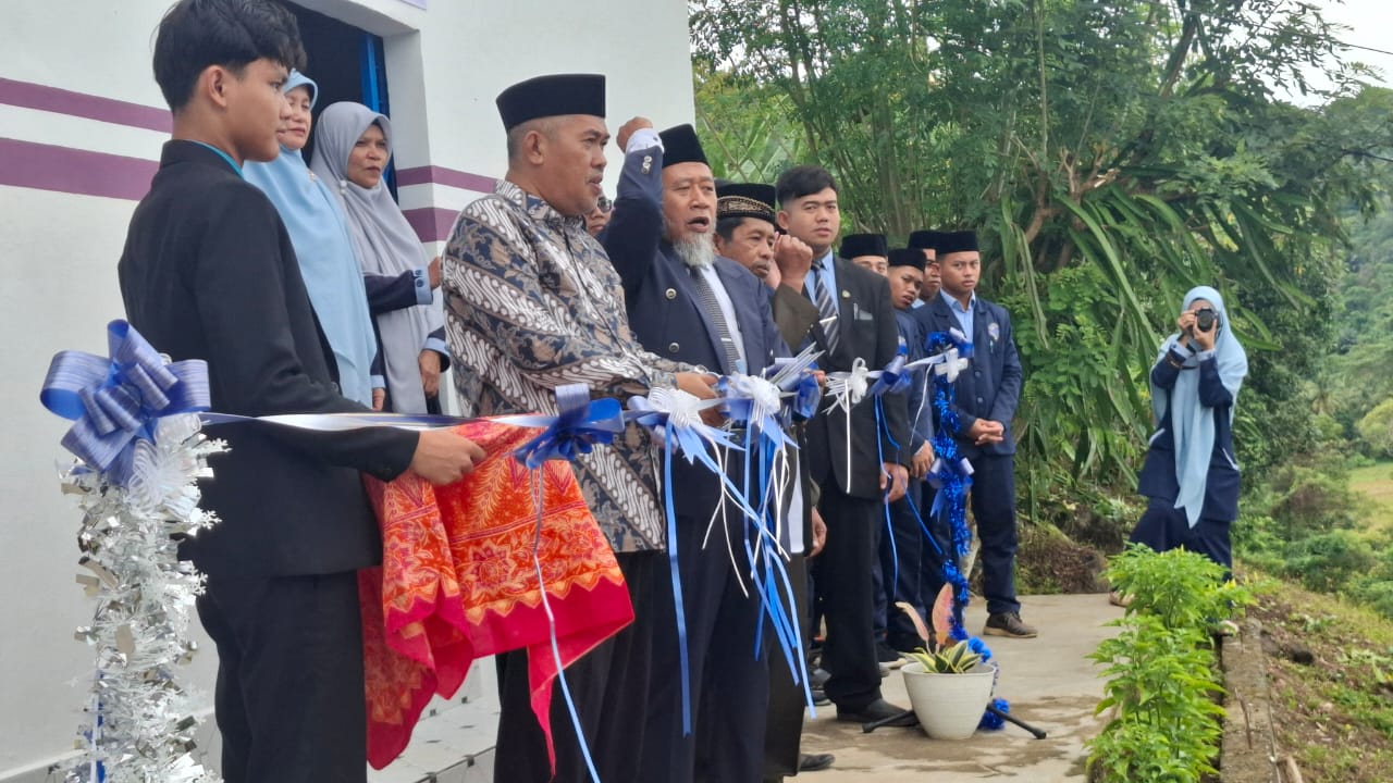 Peresmian Amal Usaha Air Minum Pesantren Modern Nur El Haq