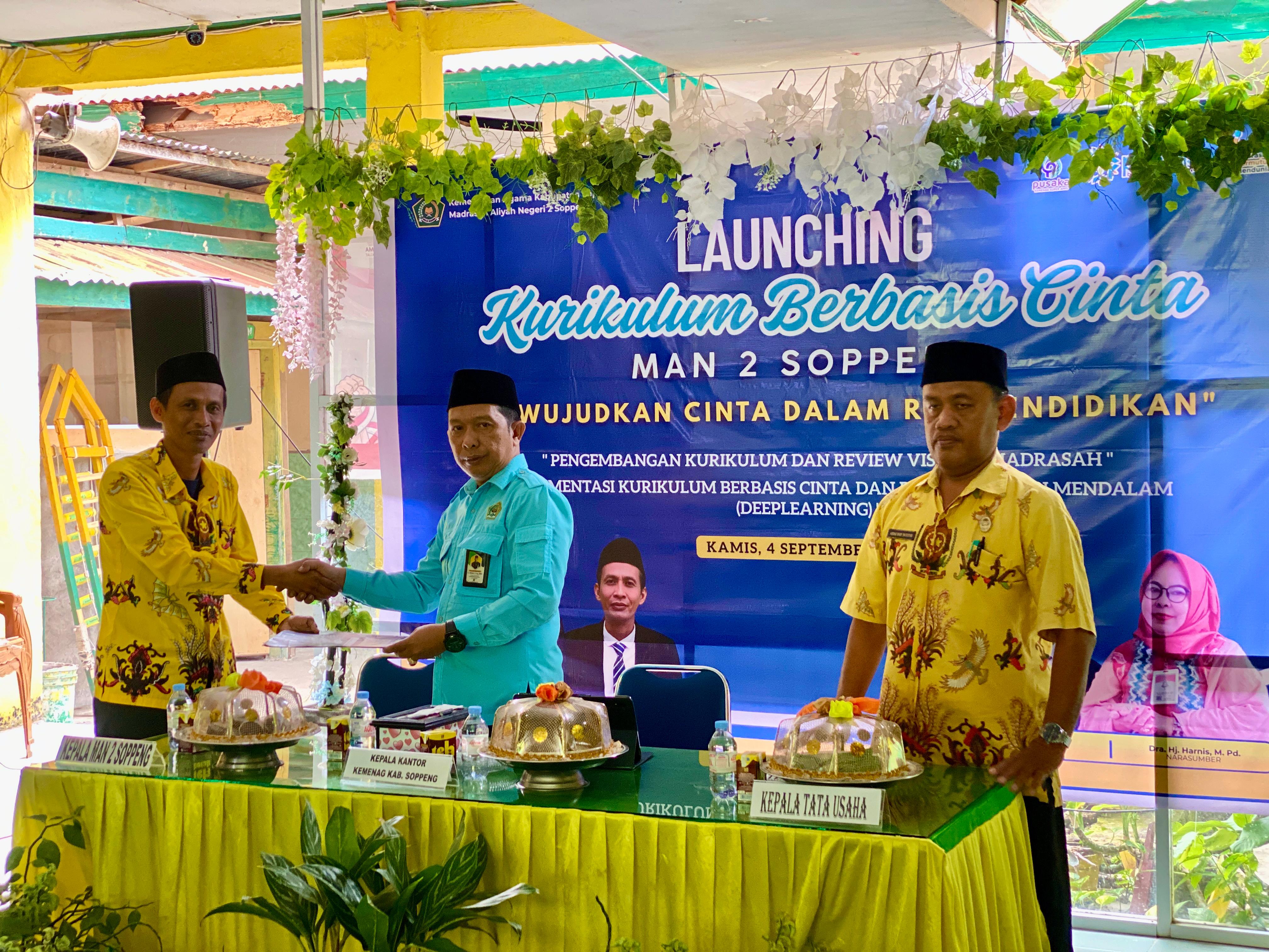 Momentum penandatanganan peluncuran Kurikulum Berbasis Cinta di MAN 2 Soppeng sebagai wujud nyata inovasi pendidikan madrasah.