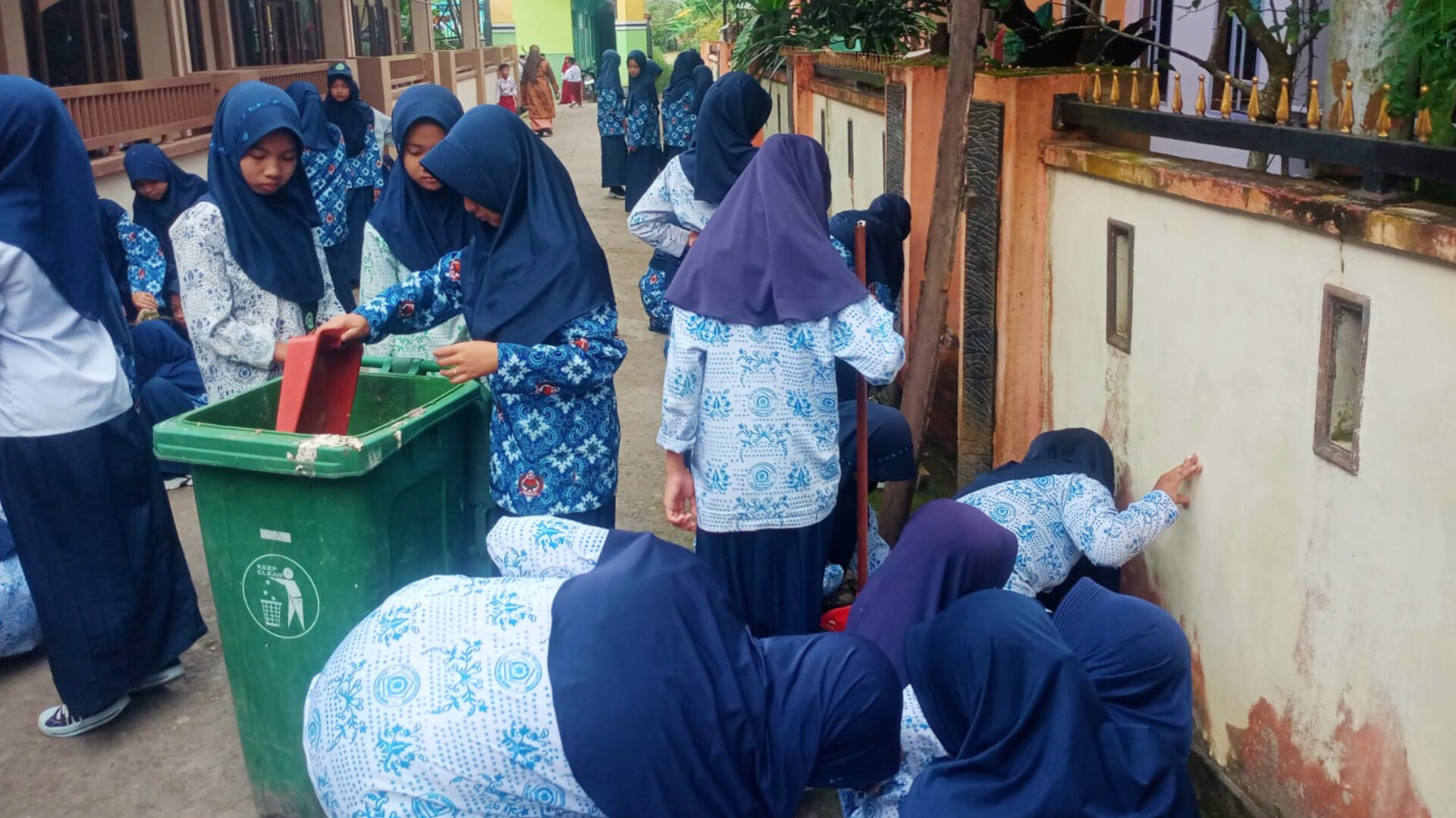 Peringatan Hari Anak Nasional (HAN), MTsN Bantaeng Gelar Bakti Sosial pada 23 Juli 2025 (Foto: Humas MTsN Bantaeng)