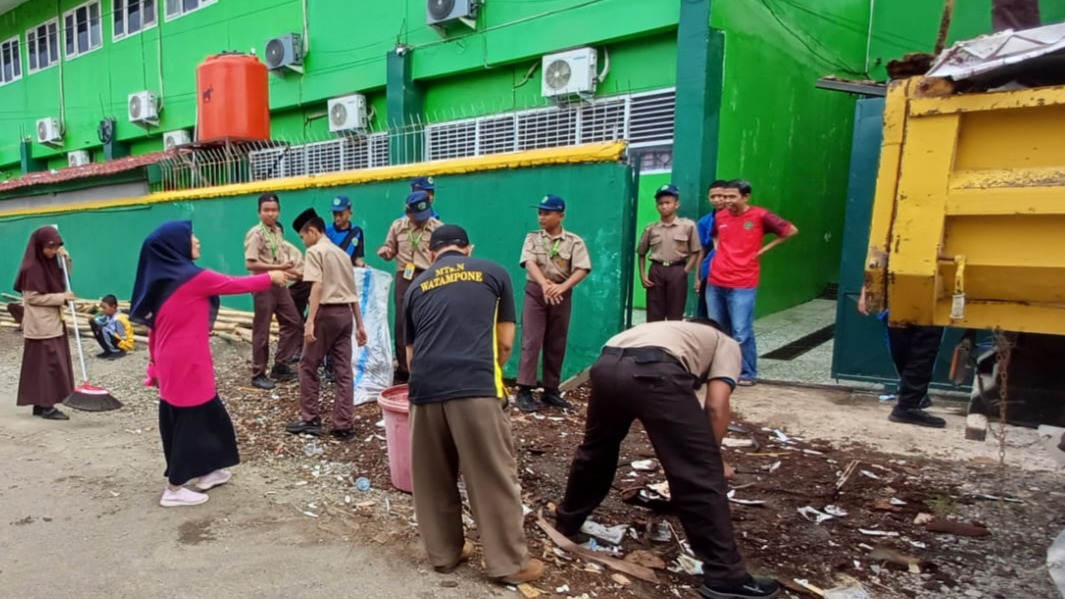 Warga MTsN 1 Bone Gotong Royong Wujudkan Lingkungan Sehat dan Nyaman