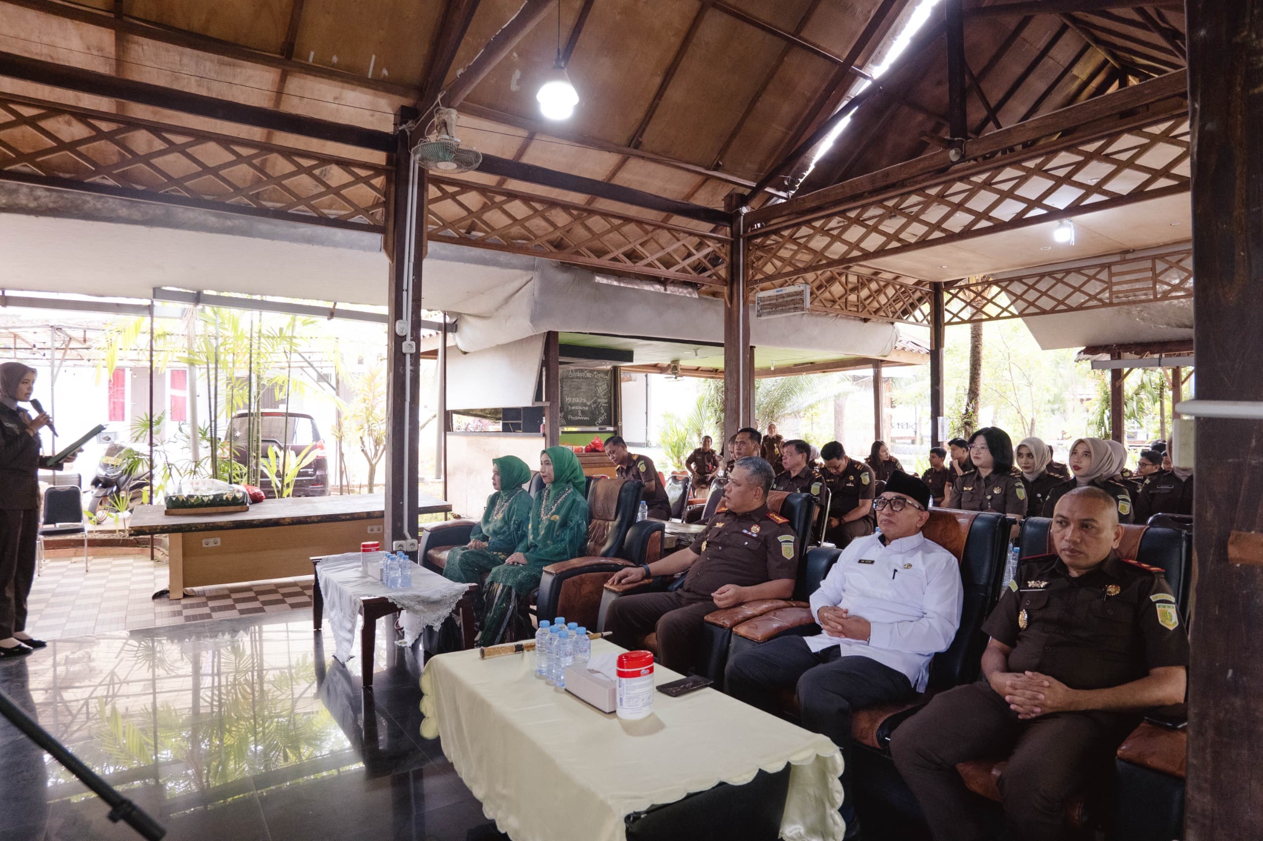 Kasubbag Kemenag Lutim Duduk Menggunakan Baju Putih
