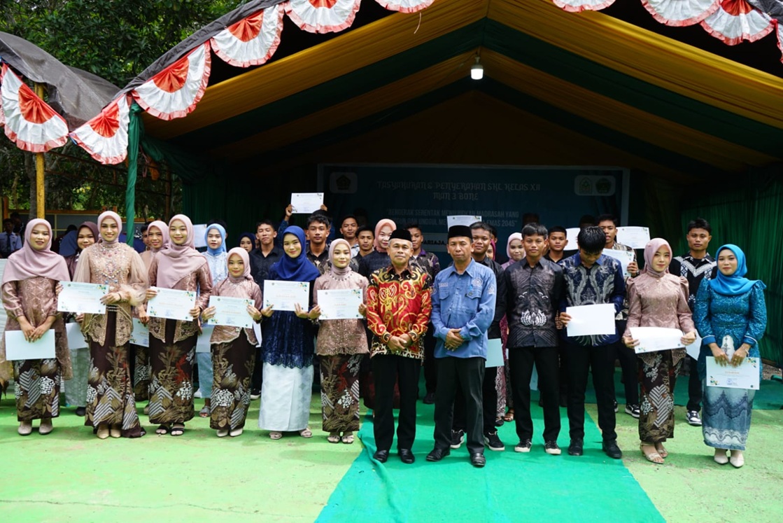Foto bersama dengan siswa kelas XII yang berprestasi