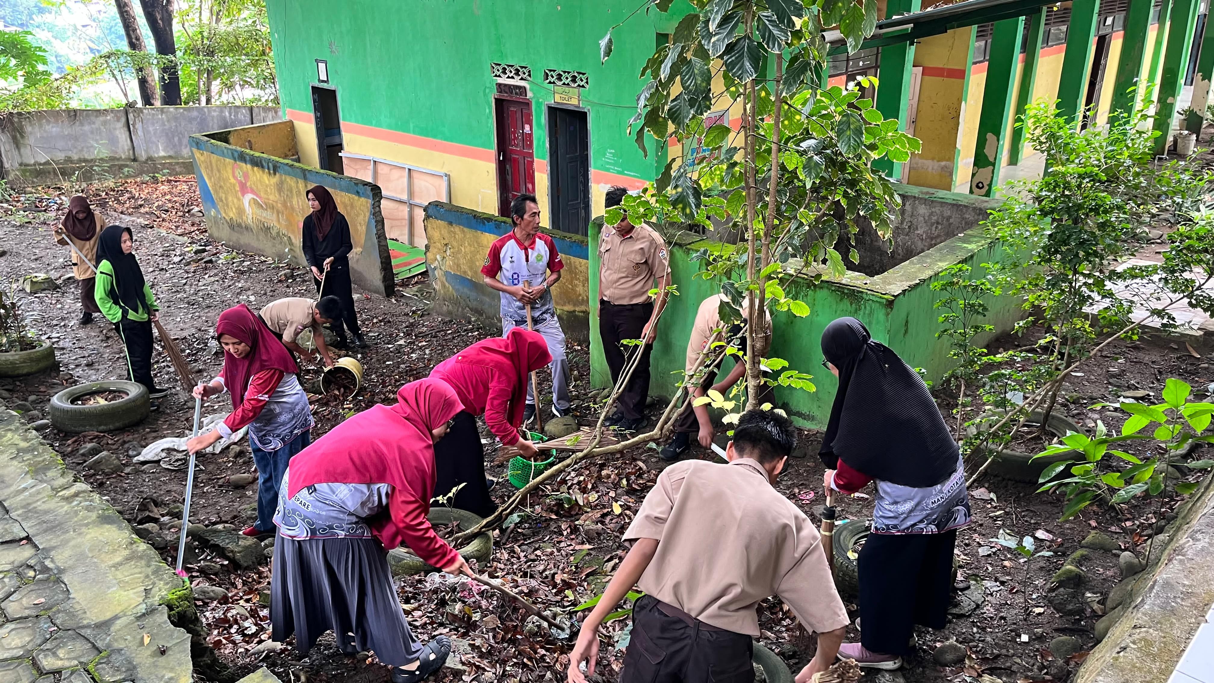 Antusiasme Warga MAN 1 Parepare membersihkan lingkungan madrasah
