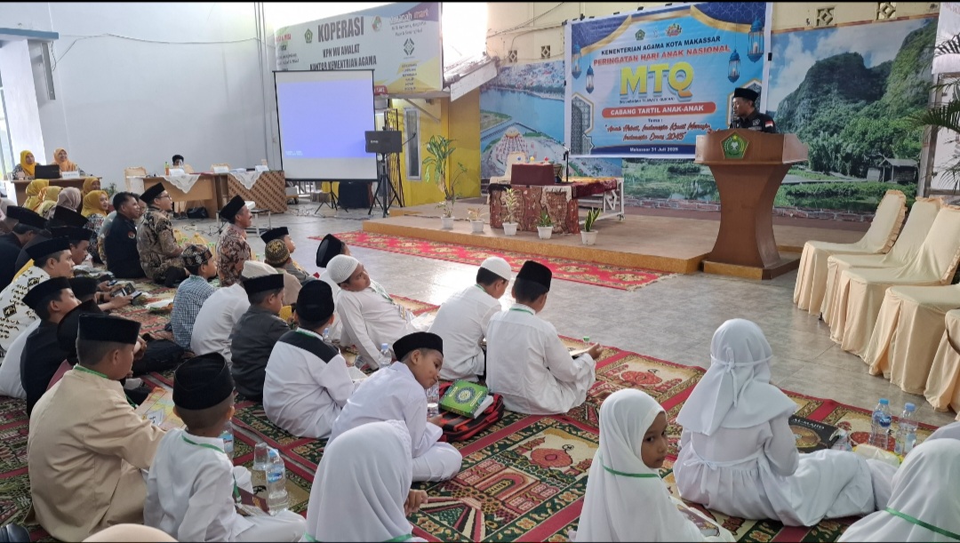 Kakankemenag Kota Makassar H.Irman memberikan arahan dalam kegiatan pembukaan MTQ peringatan Hari Anak Nasional dilapangan Indor Kemenag kota makassar