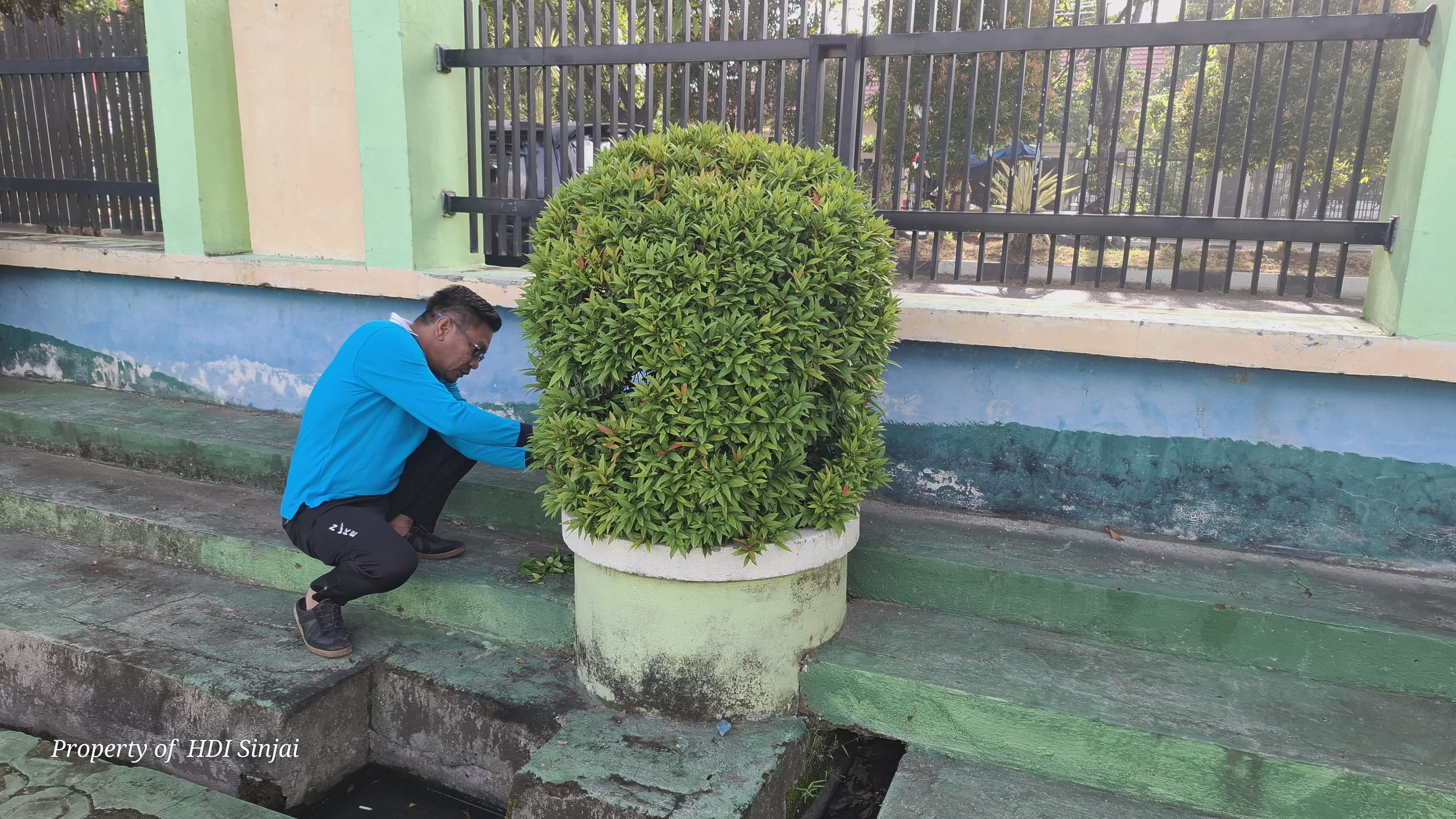 Kakankemenag Sinjai Saat melakukan kerja bakti,