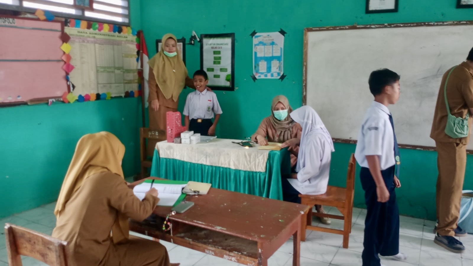Siswa Gugup, Pemeriksaan Kesehatan di MTsN Bantaeng Jadi Pengalaman Menarik pada Selasa, 10 Februari 2026 (Foto: Humas Kemenag Bantaeng)