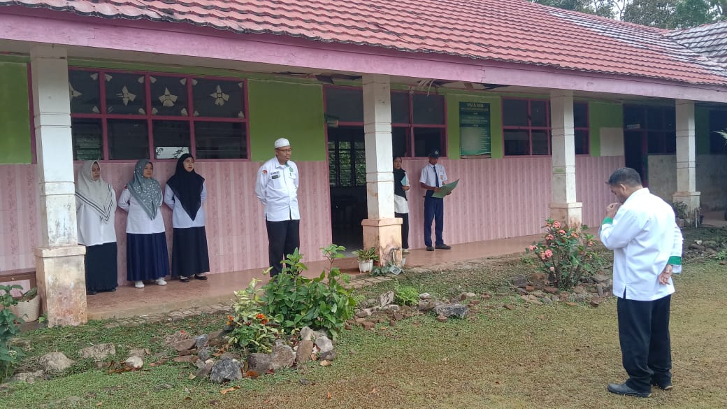 Pengawas madradah Hamzah saat di MTs Muhammadiyah Laiya, Cenrana, Maros
