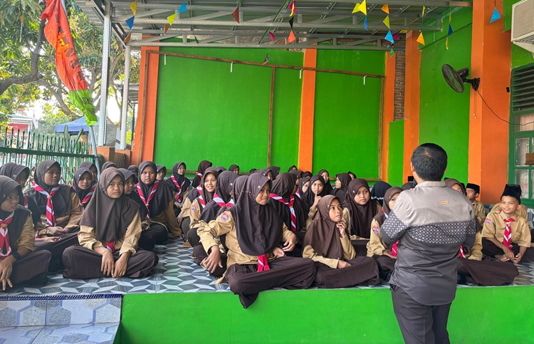 Seru ! Latihan Perdana English Club BSEMC MTsN 2 Sidrap: Belajar Bahasa Inggris Sambil Bermain