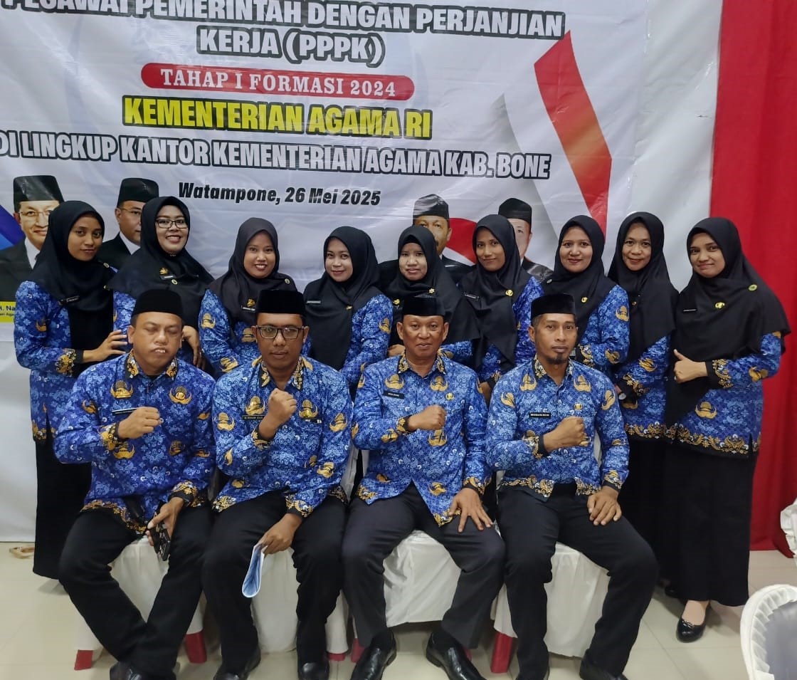 Tenaga Pendidik dan Kependidikan MAN 4 Bone foto bersama sebelum dilantik