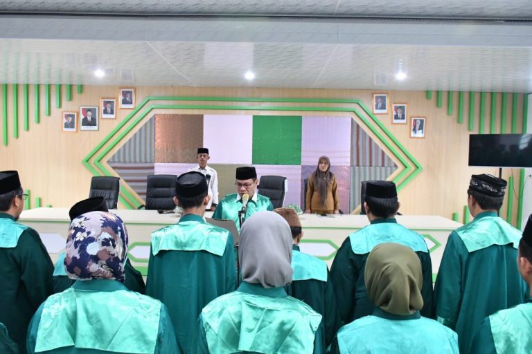 Kepala Kantor Kemenag Kabupaten Sinjai H. Faried Wajedi melantik Dewan Hakim STQH