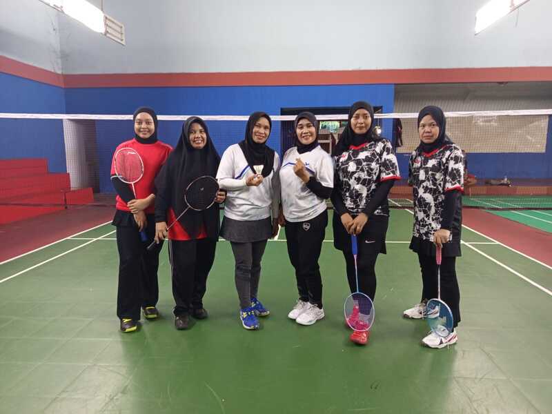 Guru dan Tendik MAN 1 Plus Keterampilan Parepare Raih Juara I Bulutangkis Putri pada HUT PGRI