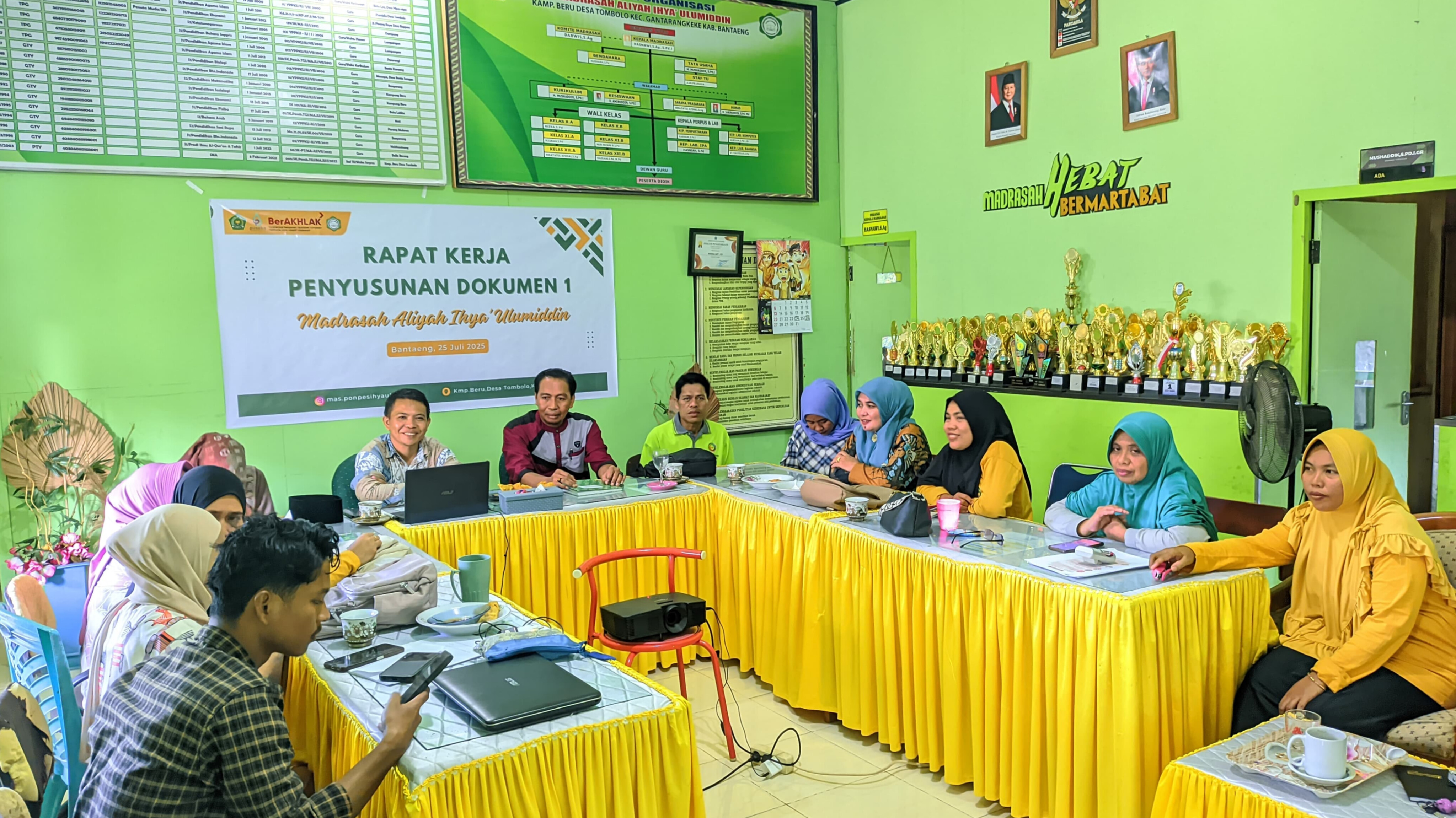Pengawas Madrasah Saharuddin Dampingi Rapat Kerja Penyusunan Dokumen 1 MA Ihya’ Ulumiddin pada Jumat, 25 Juli 2025 (Foto: Humas Ponpes Ihya' Ulumiddin)