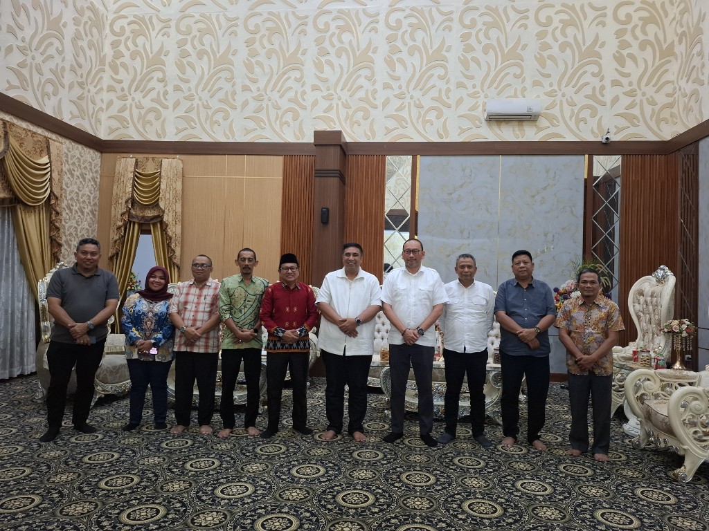 Kakankemenag Maros (merah) bersama Sekjen Kemensos dan Bupati Maros.