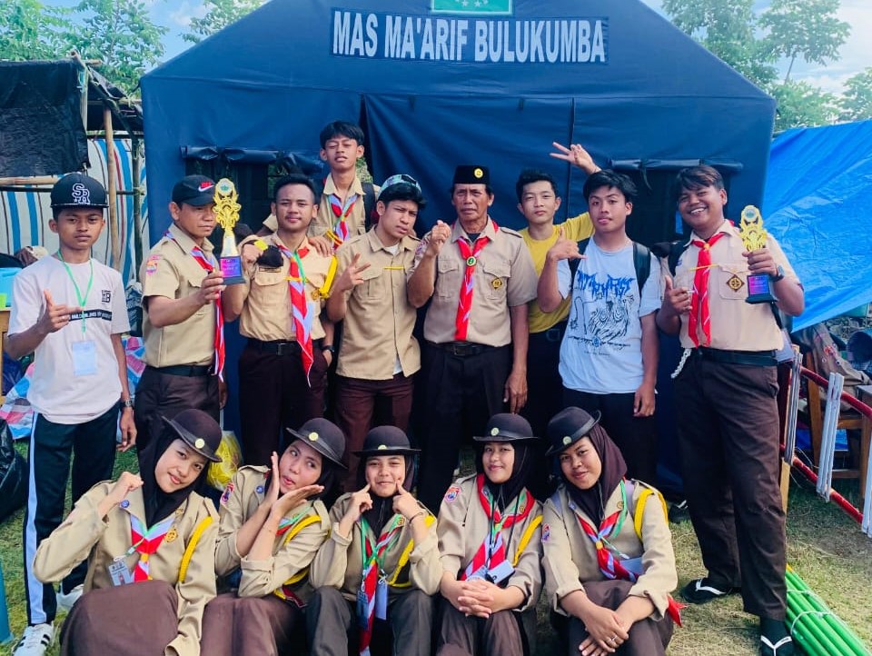 Foto bersama Kepala MAS Ma'Arif, Muhammad Yanis dengan Anggota Pramuka
