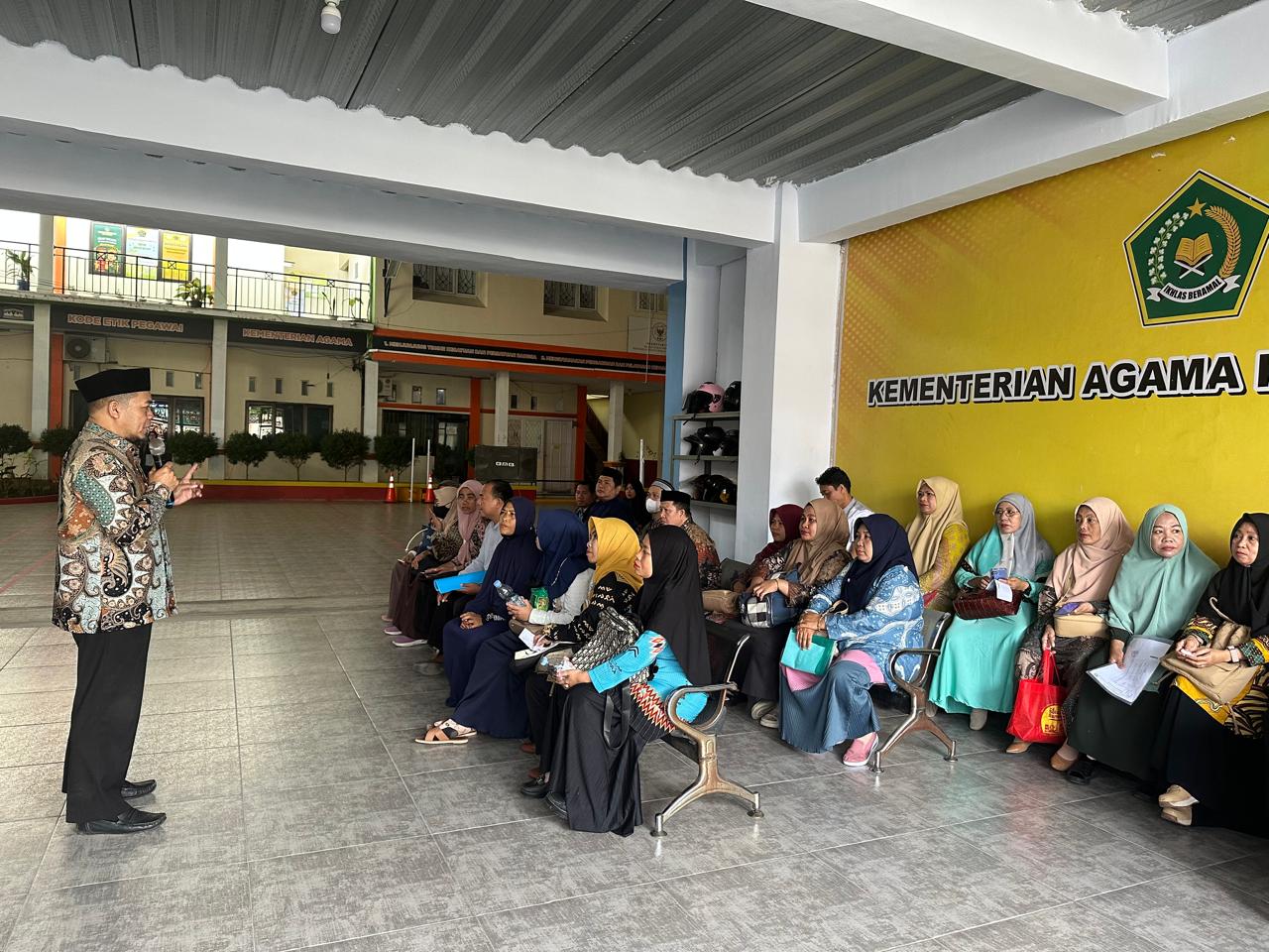 Kasi Pais saat memberikan sambutan