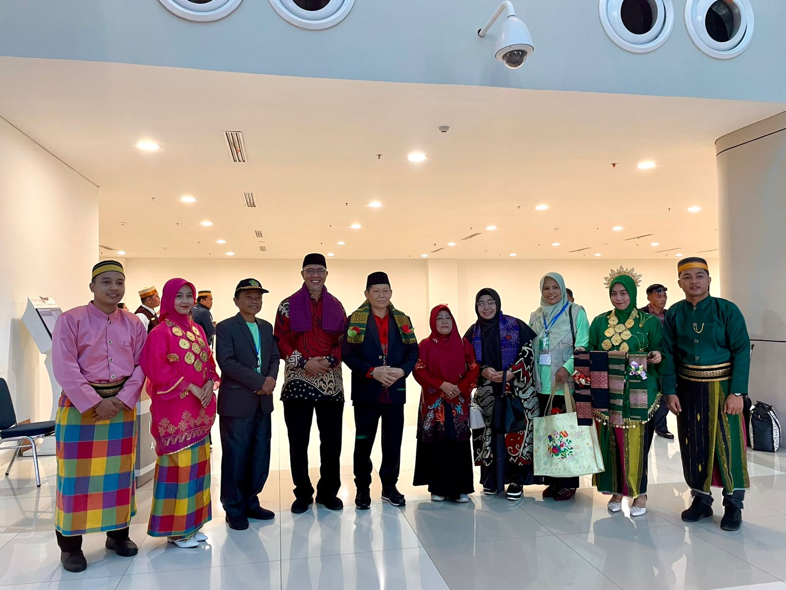 Disambut Hangat, Kakanwil Kemenag Kaltim Tiba di Bandara Sultan Hasanuddin pada Selasa, 30 September 2025 (Foto: Humas Kemenag Bantaeng)