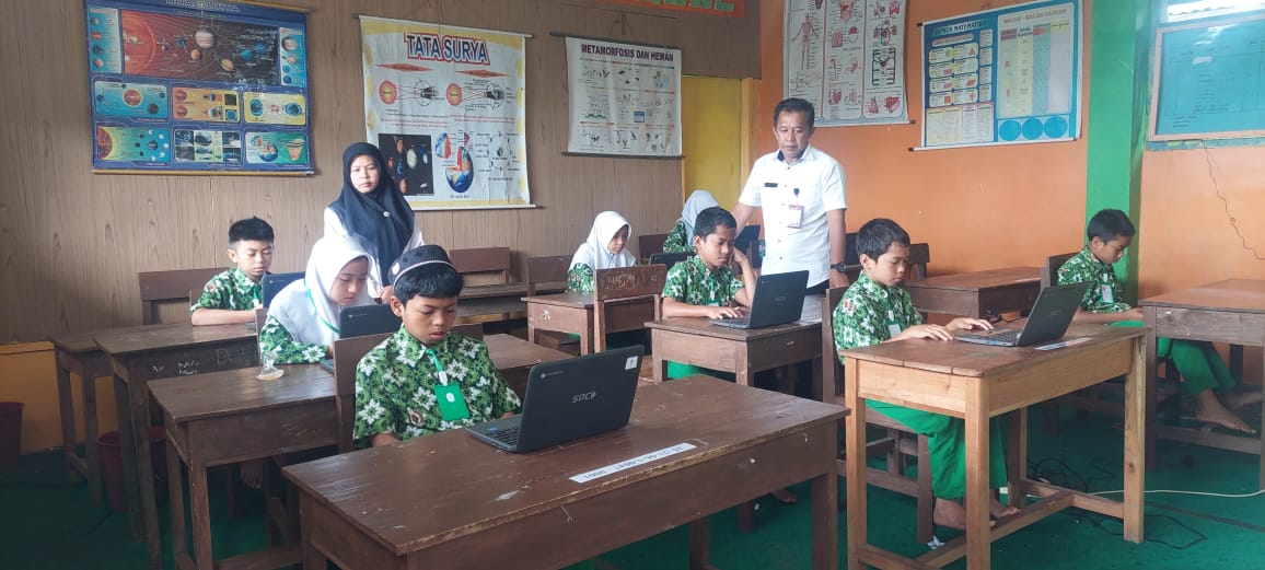 Suasana ujian di MI YAPIT Lembangbu'ne