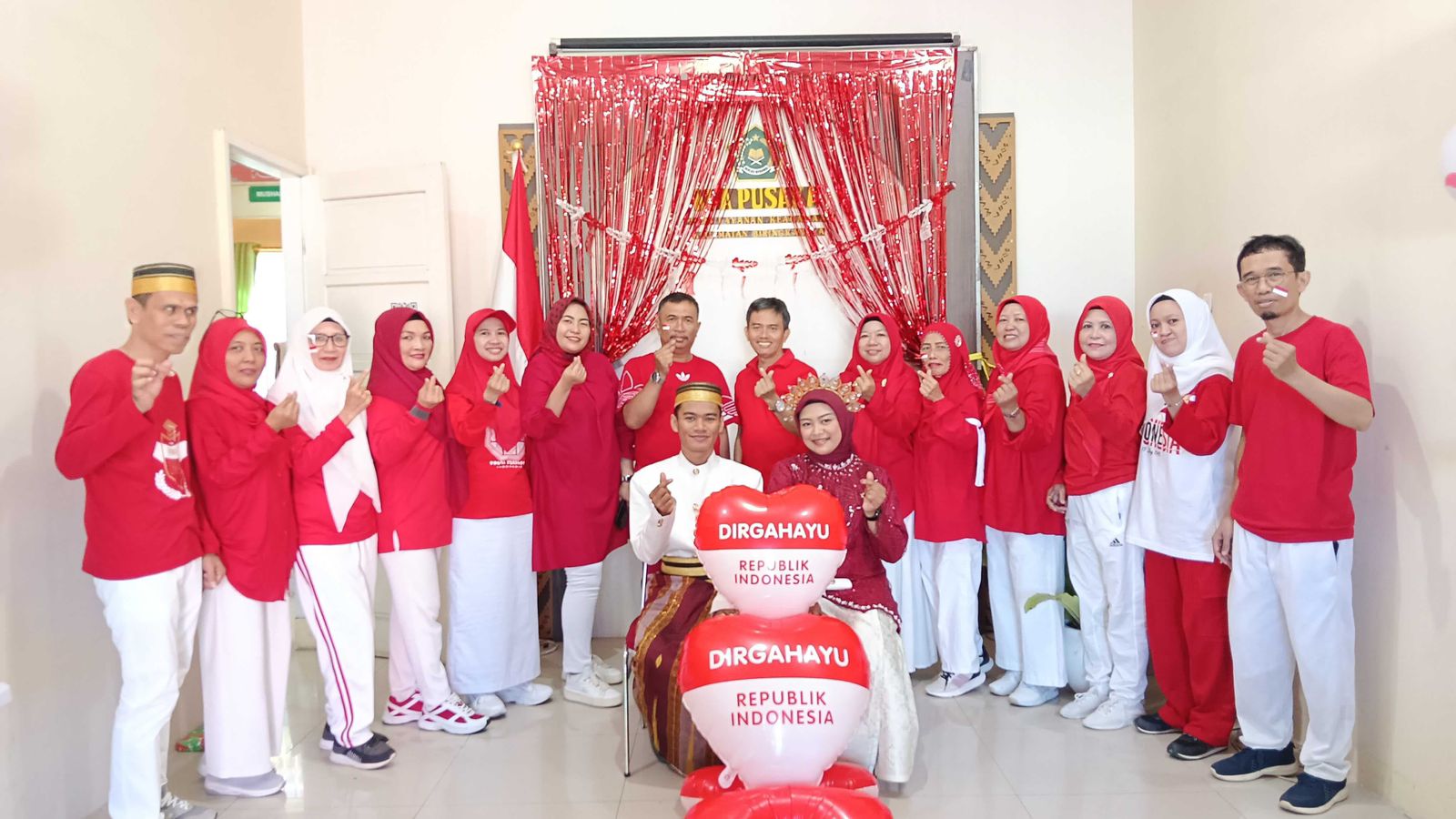Merdeka dari Status Single, Nikah di Kantor Bernuansa Merah Putih