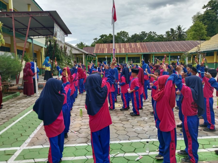 Ratusan peserta didik MIN 1 Bone mengikuti kegaiatan sikat gigi massal
