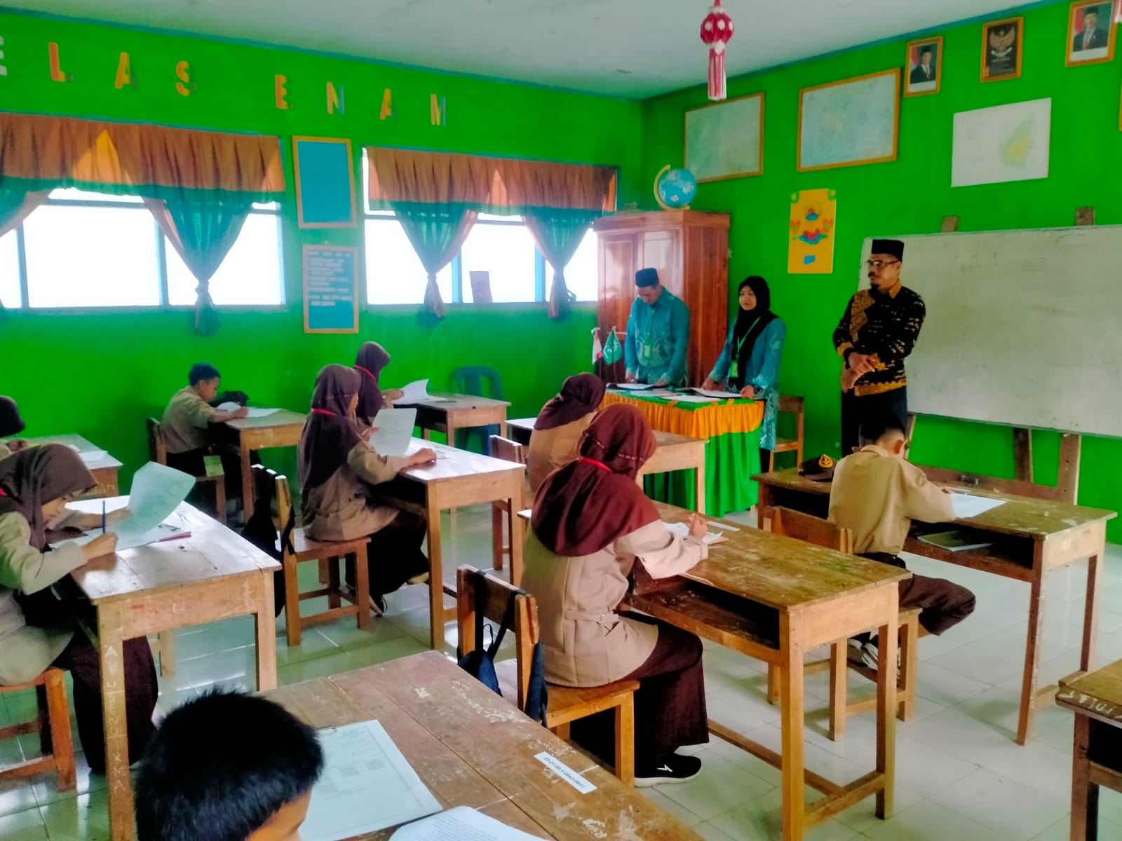 Pengawas di salah satu ruang ujian